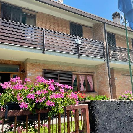 Casa A Schiera Fronte Lago Con Giardino Barcis Exterior foto