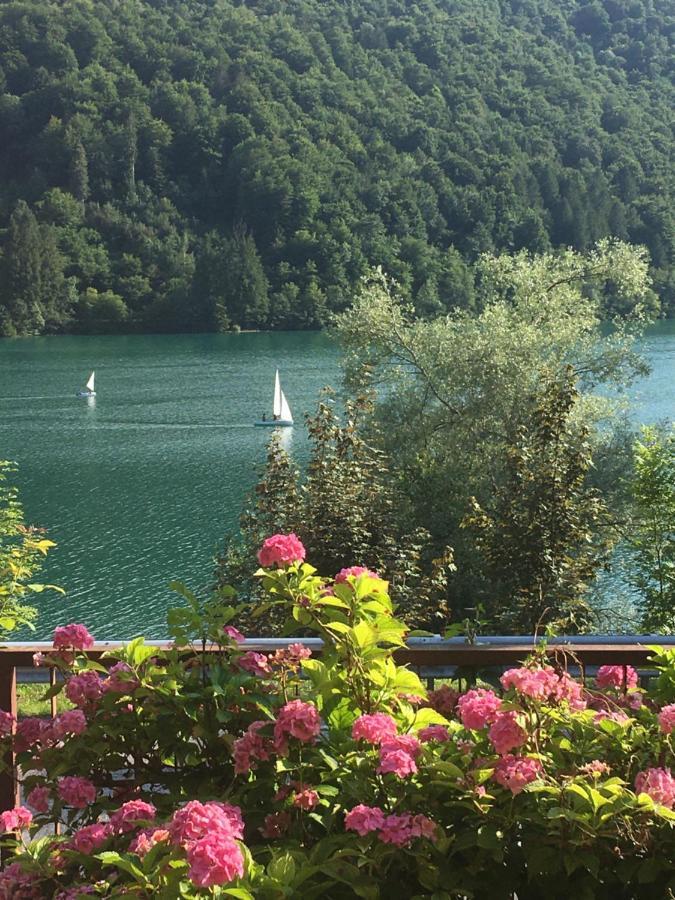 Casa A Schiera Fronte Lago Con Giardino Barcis Exterior foto