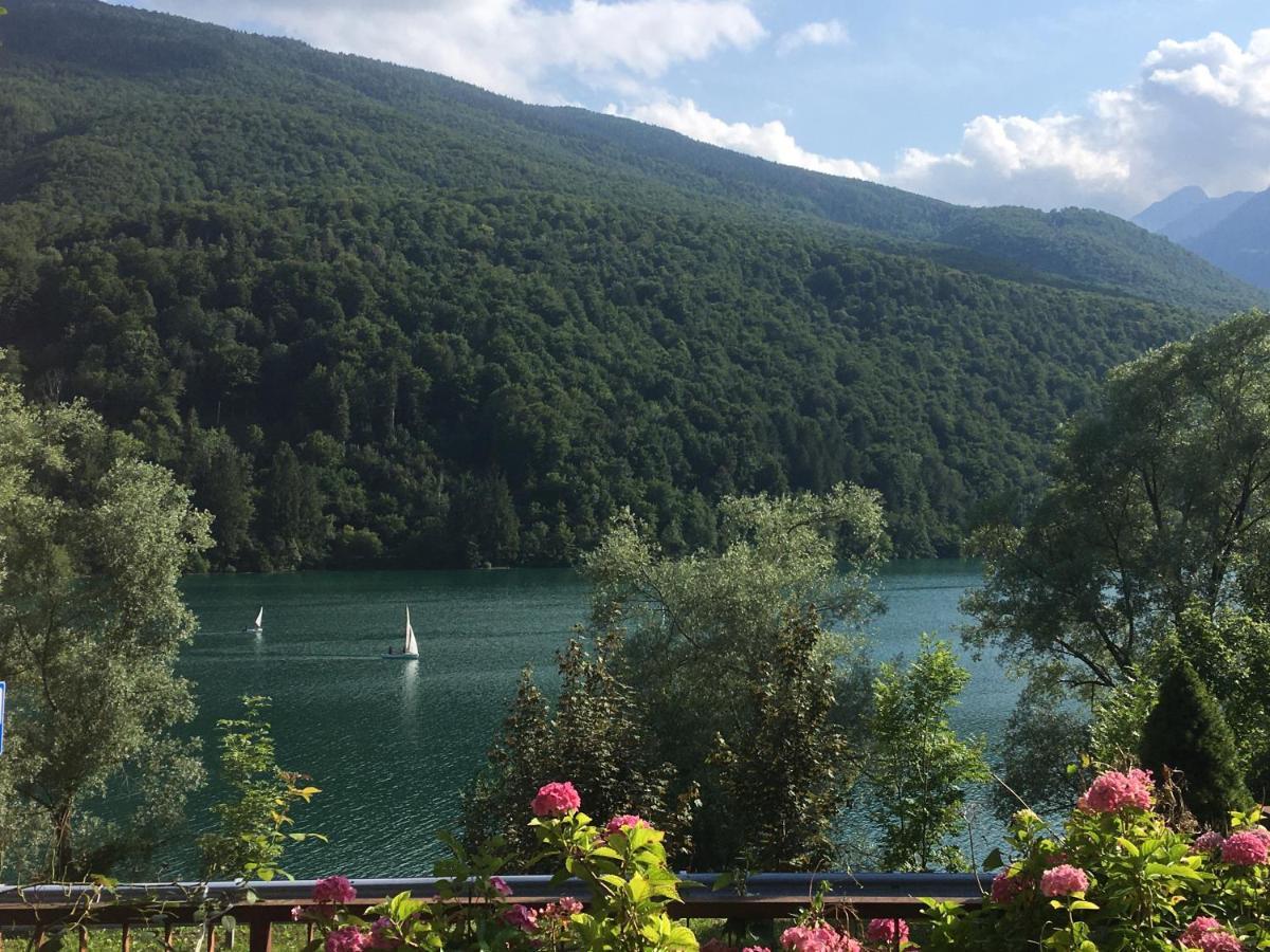 Casa A Schiera Fronte Lago Con Giardino Barcis Exterior foto